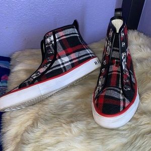 Lightly worn Tommy Hilfiger fashion sneakers.